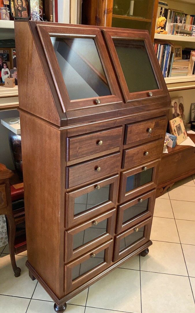 Dispensa classica in legno noce scuro con 10 cassetti e 2 ante in vetro.